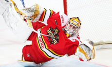 Новый клуб хоккеиста сборной Казахстана усилился голкипером конкурента в КХЛ