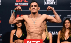 Состоялись взвешивания и битвы взглядов турнира UFC 262 с участием Фергюсона, Оливейры и Чендлера. Видео