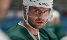 Подписавший казахстанского форварда «Барыса» топ-клуб КХЛ расторг контракт с другим нападающим