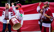 Болельщики сборной Латвии принесли цветы к посольству Канады перед матчем с Казахстаном