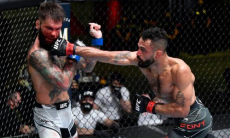Главный бой турнира UFC с участием казахских бойцов завершился разгромом. Видео