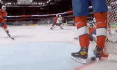 Защитник следующего соперника сборной Казахстана совершил сейв коньками и остановил шайбу на линии. Видео