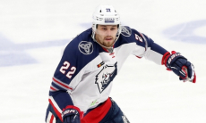 Конкурент «Барыса» на Востоке продлил контракт с защитником с 375 матчами в КХЛ