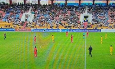 Болельщик выбежал на поле во время матча Казахстан — Бельгия. Видео