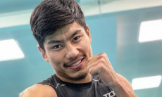 Чемпион WBC из Казахстана провел тренировку в бассейне перед боем с британцем. Видео