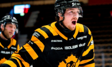 Бомбардир из сборной Швеции может стать одноклубником воспитанника «Барыса» в КХЛ