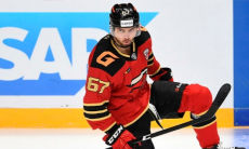 Клуб хоккеиста сборной Казахстана в КХЛ продлил контракт с одним из своих лидеров