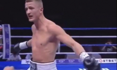 Российский боксер расстроился после досрочной победы над казахстанцем. Видео