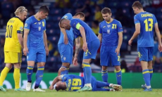Видео жуткого фола в матче Швеция — Украина на ЕВРО-2020. Нога нападающего выгнулась в другую сторону