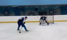 Нападающий «Барыса» исполнил шикарный буллит на тренировке. Видео