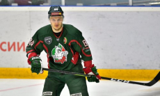 Топ-клуб хоккеиста сборной Казахстана в КХЛ подписал контракт с защитником