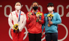 Видео награждения казахстанской тяжелоатлетки Чиншанло бронзовой медалью Олимпиады-2020