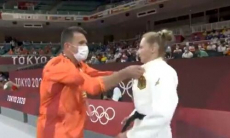 Немецкая дзюдоистка получила по лицу от своего тренера и проиграла на Олимпиаде с участием Казахстана. Видео