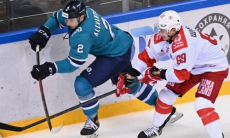 Клуб хоккеиста сборной Казахстана вырвал победу у другой команды КХЛ