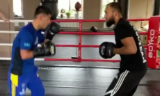 Казахстанский боксер показал скорость комбинаций перед возвращением на ринг спустя четыре года. Видео