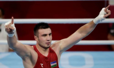 Узбекского супертяжа Баходира Джалолова отправили в нокдаун в полуфинале Олимпиады-2020. Бой завершился досрочно