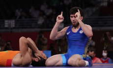 Обидчик казахстанского борца-вольника проиграл россиянину в схватке за «золото» Олимпиады-2020