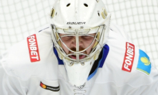 «Еще неизвестно кто будет за чьей спиной». Вратарь сборной Казахстана дебютировал в «Барысе» и уже «угрожает» Йони Ортио