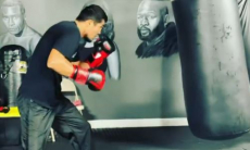 Казахстанский боксер тренируется с бывшим соперником «Канело». Видео
