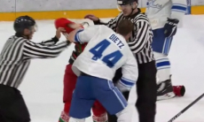 Капитан «Барыса» Даррен Диц «замолотил» хоккеиста сборной Беларуси в драке на кулаках. Видео