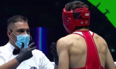 Казахстанский боксер оправился после нокдауна и забил узбека на МЧА-2021