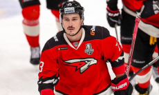 Известный защитник с 570 матчами в КХЛ покинул клуб хоккеиста сборной Казахстана