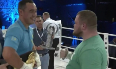 Казахстанский супертяж потроллил американца прямо ринге после быстрого нокаута в бою за титул WBA. Видео