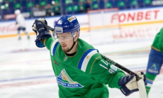 Первый соперник «Барыса» в сезоне КХЛ продлил контракт с белорусским защитником