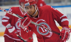 У защитника сборной Казахстана появилось два чешских конкурента в клубе КХЛ