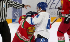 «Наш капитан вы**ал тебя». Форварду сборной Беларуси жестко «прилетело» из Казахстана за драку с Дицем