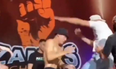 «Засадить его в тюрьму». Боец MMA нокаутировал соперника коленом в голову на дуэли взглядов. Видео