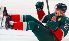 «Они оказались везучими». Форвард сборной Казахстана раскрыл секрет дебютной шайбы за «Ак Барс»