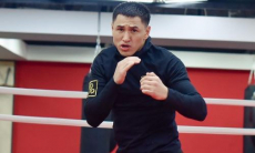 Казахстанский боксер после драки на улице нокаутировал популярного блогера. Видео