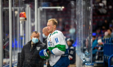 В матче обидчиков «Барыса» на старте КХЛ случилась кровавая драка. Фото и видео