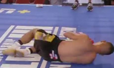 Мексиканский боксер ярким ударом по печени нокаутировал соперника. Видео