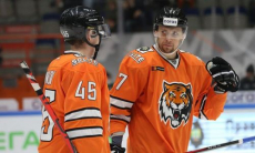 Клуб КХЛ одержал первую победу в сезоне и сократил отставание от «Барыса» до одного очка