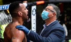 Бойцу выбили зубы в соглавном поединке UFC. Фото