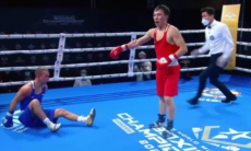 Казахстанский боксер отправил чемпиона России в нокдаун в Москве. Видео