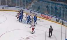 «Барыс» пропустил курьезную шайбу в матче КХЛ. Видео