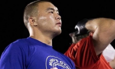 Бой казахстанского нокаутера против экс-претендента на титулы WBC и IBF сорвался за несколько часов до начала