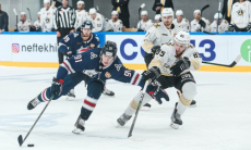 Хоккеист сборной Казахстана не помог своему клубу избежать разгрома в КХЛ. Видео