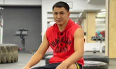 Казахстанский боксер опубликовал видео тренировки с Мэйвезером