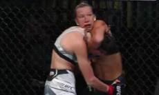 Видео жесткого финиша, или Как Мария Агапова ушатала и задушила «Королеву» в UFC