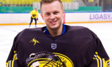 Голкипер «Сарыарки» показал новый шлем на сезон. Фото