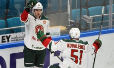 Необычный гол в футбольном стиле забил хоккеист соперника «Барыса» в матче КХЛ. Видео