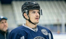 Клуб защитника сборной Казахстана в КХЛ расторг контракт с другим игроком обороны