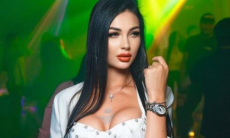 «Хуже меня нет... Лучше, кстати, тоже». Казахстанская волейболистка показала свои формы на фото с глубоким декольте