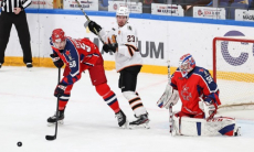 Над хоккеистом сборной Казахстана поиздевались в матче КХЛ. Видео