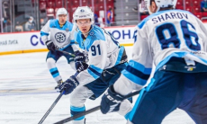 Клуб Востока КХЛ проиграл третий матч подряд и не смог приблизиться к «Барысу»