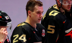 Клуб хоккеиста сборной Казахстана в КХЛ расторг контракт с защитником